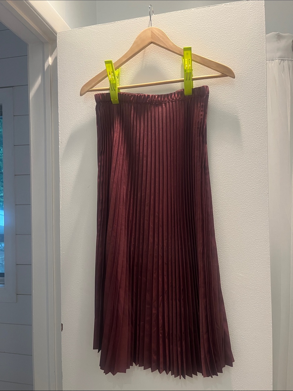 Banana Republic Pleated Midi Skirt in Burgundy